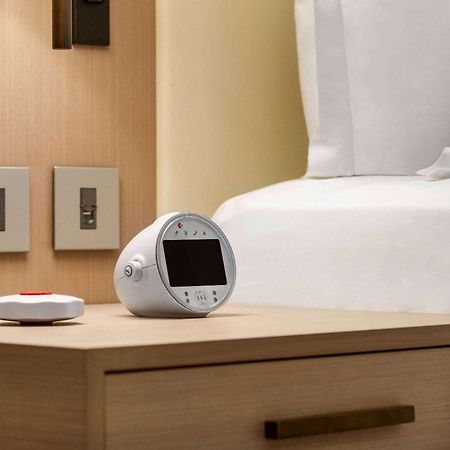 Ramada By Wyndham Riyadh King Fahd Road Exterior foto A bedside alarm