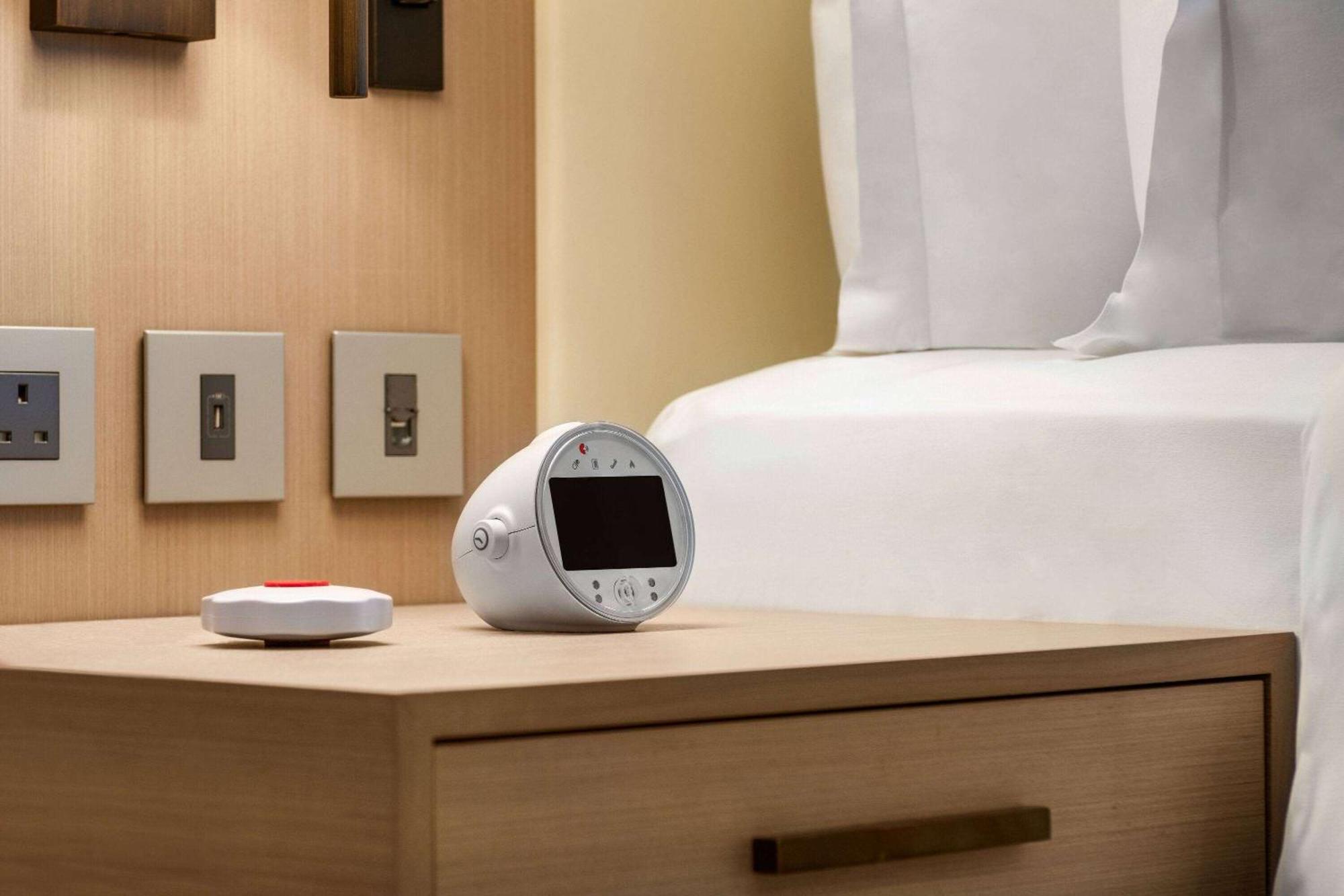 Ramada By Wyndham Riyadh King Fahd Road Exterior foto A bedside alarm