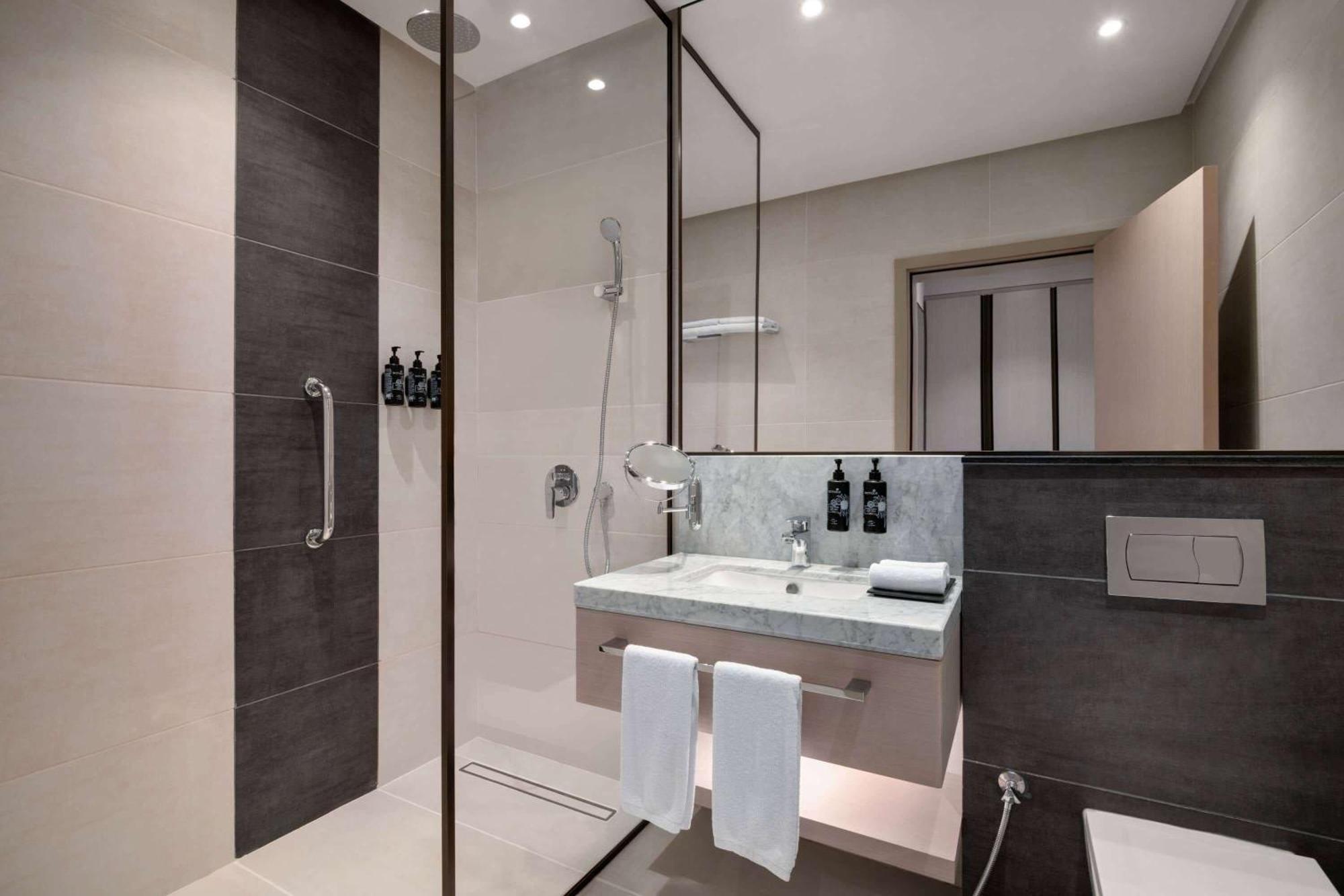 Ramada By Wyndham Riyadh King Fahd Road Exterior foto Bathroom