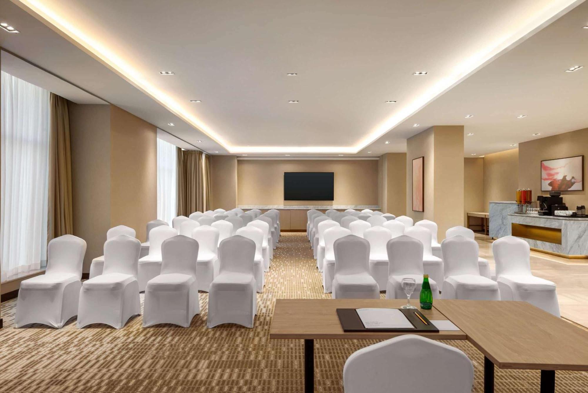 Ramada By Wyndham Riyadh King Fahd Road Exterior foto Meeting room