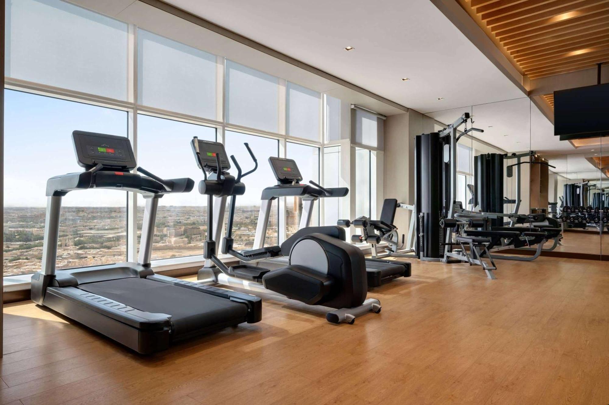 Ramada By Wyndham Riyadh King Fahd Road Exterior foto A gym at a hotel